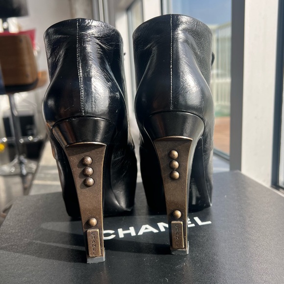 CHANEL Shoes - CHANEL Lacets Black Leather Lace Up Round Toe Ankle Boots - SIZE 39.5